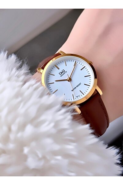 Q&Q ساعة يد نسائية أنيقة باللون البني اللامع - موديل كلاسيكي، حزام جلدي