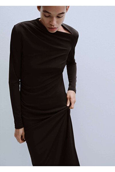 MANGO Woman Büzgülü kayık yaka elbise