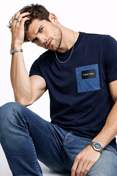 Calvin Klein تي شيرت قطني بقصة عادية للرجال - جيب CK K10k 105170