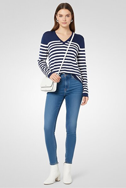 Lacoste سترة نسائية مخططة برقبة على شكل حرف V، متعددة الألوان