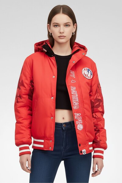 Aape By A Bathing Ape سترة نسائية منفوخة مطرزة باللون الأحمر