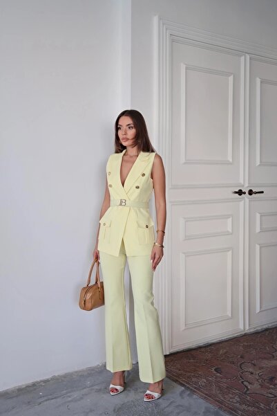 Swass Costum Valoria Gold cu detaliu curea galbenă