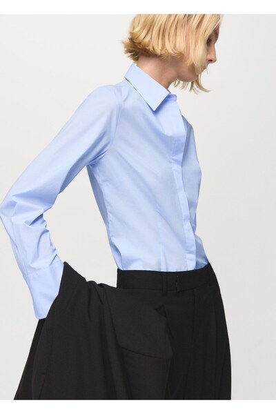 MANGO Woman Bedene oturan poplin gömlek