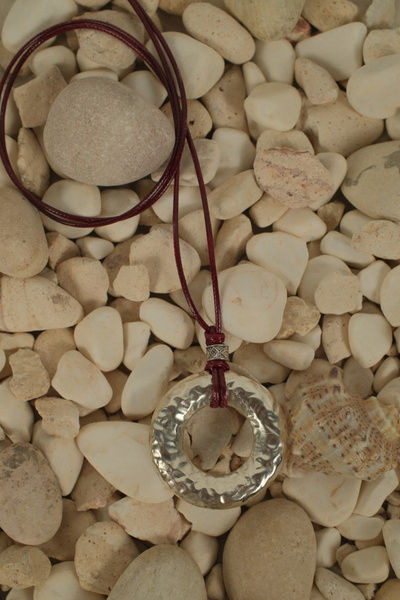 BE BLUE قلادة برباط باللون الأحمر الداكن مع تفاصيل فضية