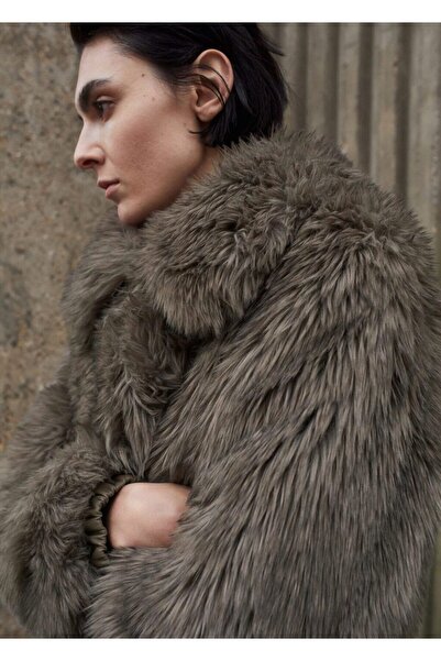 MANGO Woman Klapa detaylı kürk görünümlü ceket