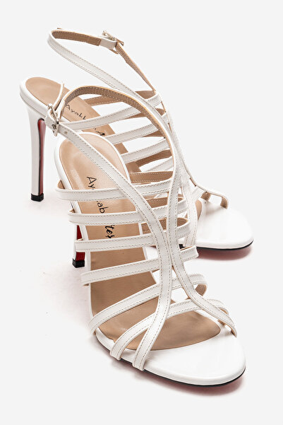 Ayakkabı Ateşi Pantofi de damă din piele lacuită albă, cu design cu vârf desc...