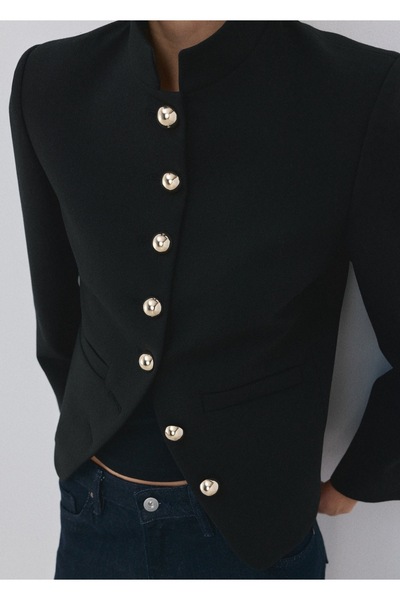 MANGO Woman Mücevher düğmeli hakim yakalı ceket