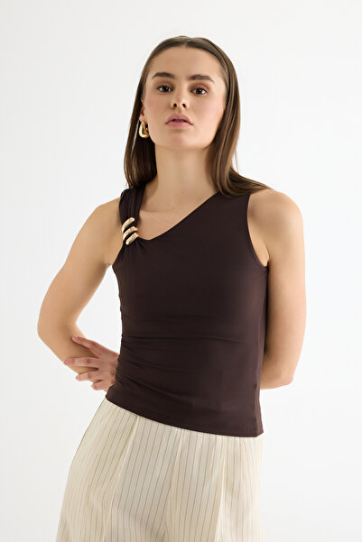 Quzu Asimetrik Yaka Metal Aksesuarlı Bluz Kahverengi