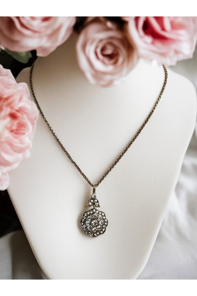 FAYRA ACCESSORIES قلادة حجر الكريستال
