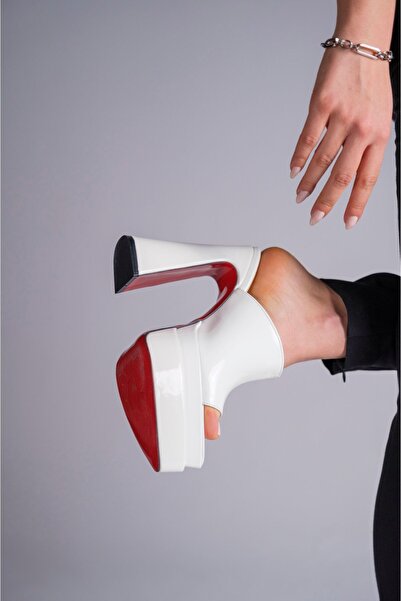 Ayakkabı Ateşi حذاء نسائي ذو نعل سميك من الجلد الأبيض اللامع ذو تصميم مفتوح م...