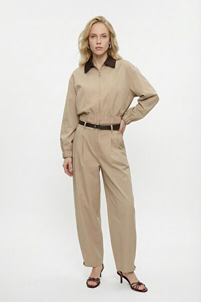 Quzu Бежови панталони с плисета и колан