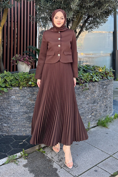 Ovn. طقم تنورة أنيقة بأزرار ذهبية - بني