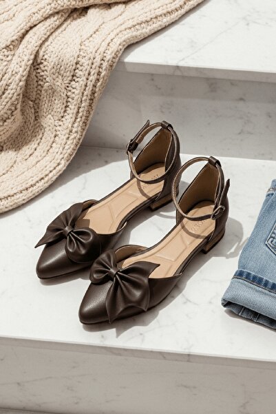 DİVOLYA Mambo smeđe cipele (2 cm štikle) sa špicastim vrhom, mašnom i remenom...