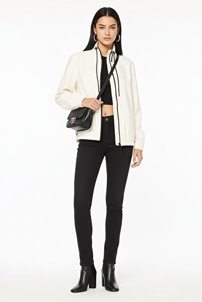 Lacoste جاكيت بومبر نسائي بأكمام طويلة وشعار العلامة التجارية، أبيض عاجي