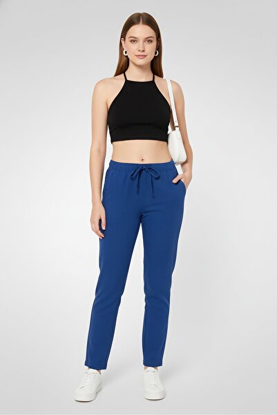 Lacoste بنطلون نسائي بقصّة عادية وقصّة ساق مستقيمة، أزرق