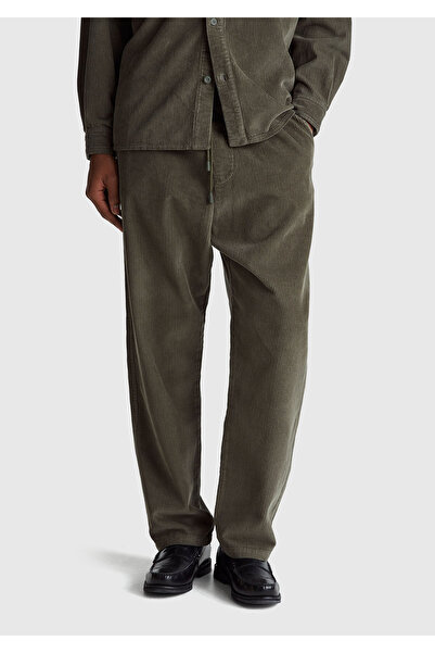 United Colors of Benetton Men's khaki 100% cotton trousers with pocket detail...