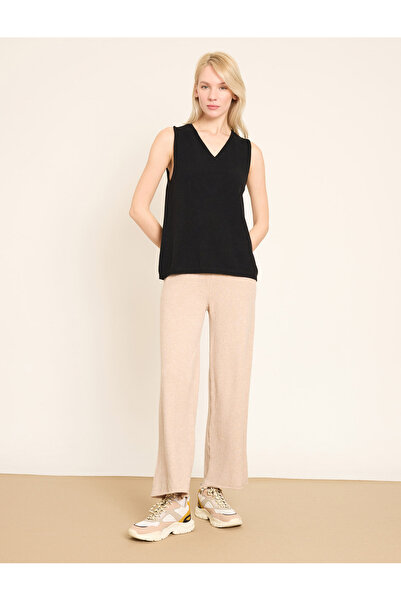 BGN workshop V-Neck Sleeveless Soft Knitted Sweater