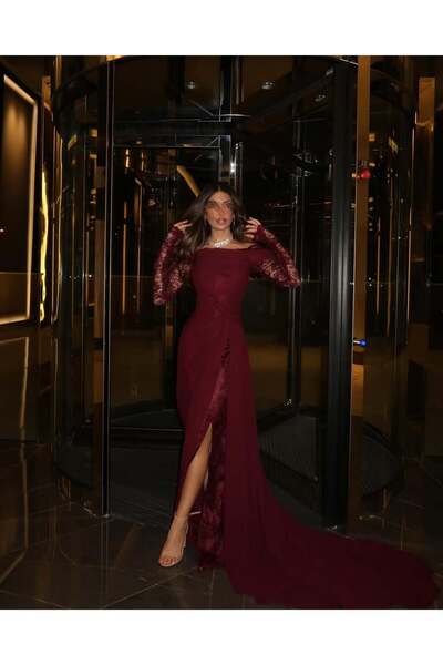 Model Leyna Luxurious red velvet dress with long sleeves