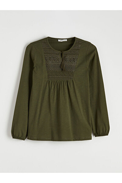 LC Waikiki بلوزة مطرزة بياقة مربوطة باللون الأخضر من مجموعة إلسيفا