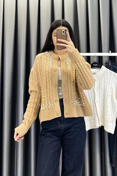 Mzr Collection كارديجان بأزرار مزينة باللؤلؤ - لون جملي