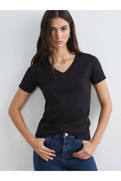 LC Waikiki Μαύρο γυναικείο μπλουζάκι με λαιμόκοψη V και απαλή υφή