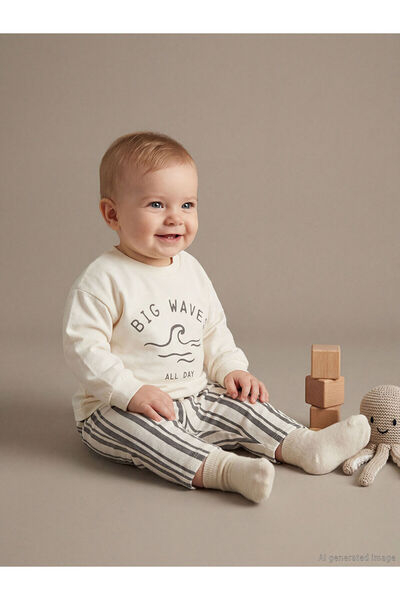 LC Waikiki تي شيرت وبنطلون للأولاد من مجموعة إلسيفا بطباعة إكرو