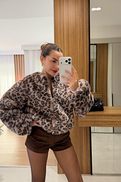 Gizem Ecemiş Lessa Pembe Leopar Desen Kürk