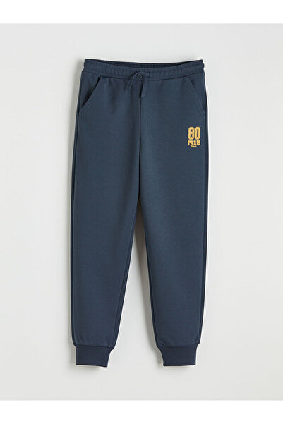 LC Waikiki بنطلون رياضي للأولاد من مجموعة إلسيفا باللون الأزرق الداكن مع طباع...