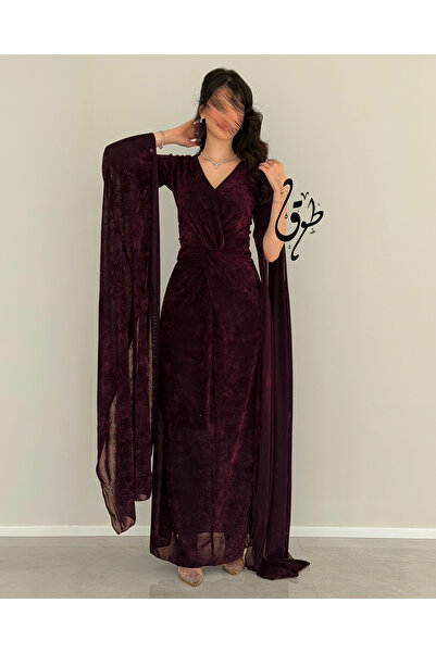 toog A burgundy evening dress with a wrap silhouette and flowing wide sleeves.