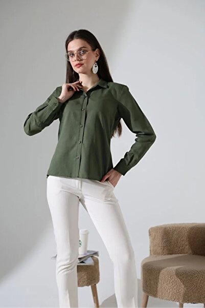 GÖMLEKÇİNİZ قميص نسائي من قماش الشامور بأكمام طويلة وقصة كلاسيكية - كاكي