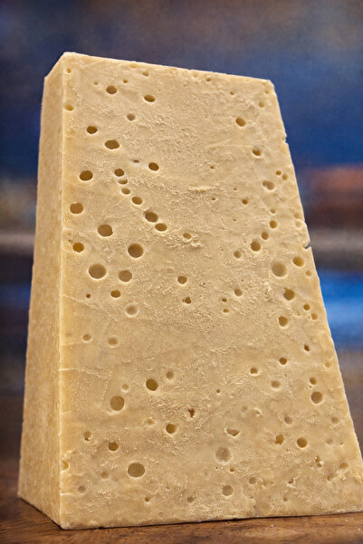 Gülşen Hanım'ın Çiftliği Manyas Eski Inek Kelle Peyniri (500gr)