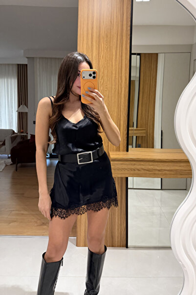 Gizem Ecemiş Ruas Siyah Saten Dantel Detaylı Elbise