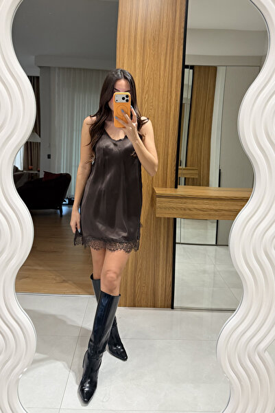 Gizem Ecemiş Ruas Kahve Saten Dantel Detaylı Elbise