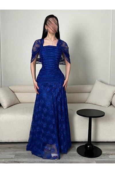 TARFA An evening dress overflowing with femininity and allure, enveloping you...