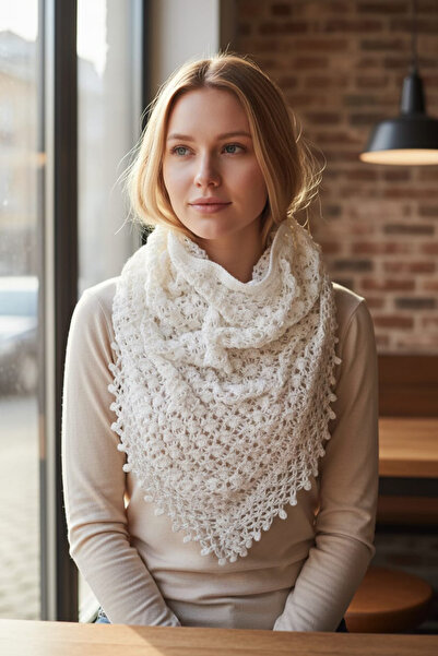 Tokuşka Örgü Desenli Üçgen Ekru Püsküllü Omuz Şalı