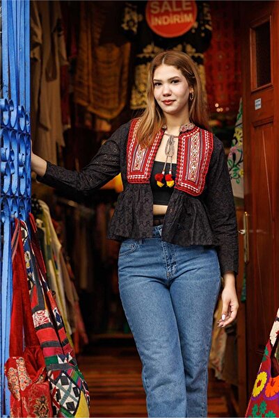 Miss Boheme سترة مطرزة باللون الأسود ذات طابع عرقي