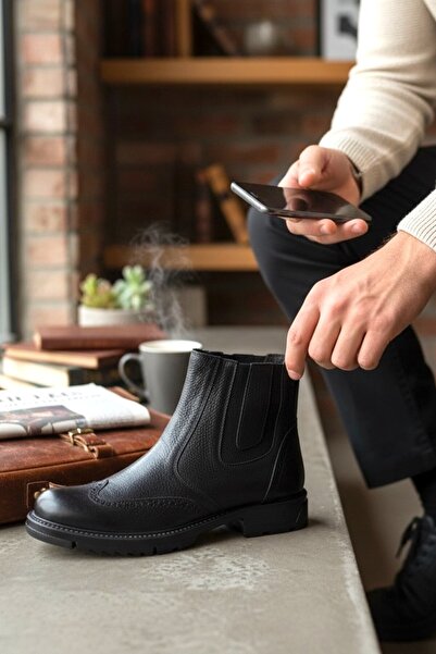 enoch حذاء تشيلسي للرجال من إينوخ مصنوع من الجلد الطبيعي مع تفاصيل مطاطية