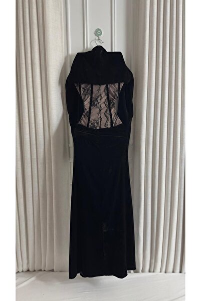 Kendallksa An elegant black dress suitable for parties and special occasions.