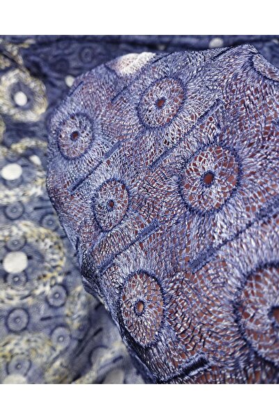 Kumaş Parça Δαντέλα σε μωβ και λευκά χρώματα (Πλάτος 130 εκ. x Μήκος 225 εκ.)