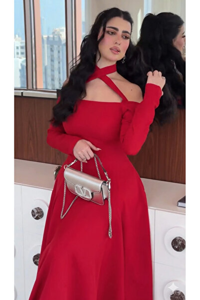 REVE An elegant red dress, with a cross collar and long sleeves, combining lu...
