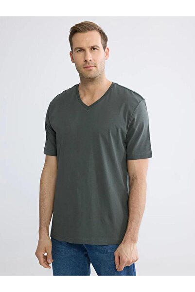 LC Waikiki تي شيرت رجالي من القطن الممشط برقبة على شكل حرف V (S6)