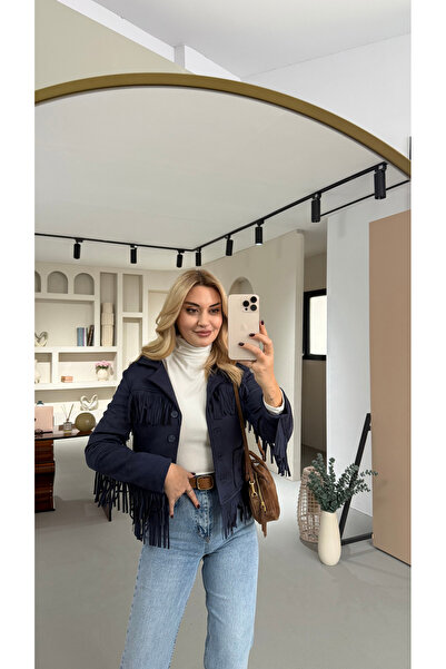 Sezgi Tekin جاكيت من جلد الغزال باللون الأزرق الداكن مع جيوب وتفاصيل شراشيب