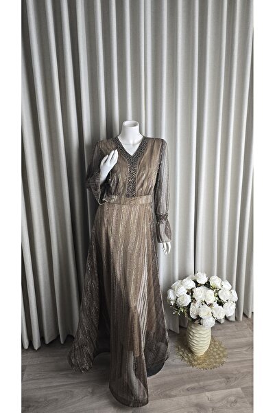 Verona A long, shimmering evening gown with elegant beadwork – a luxurious cu...