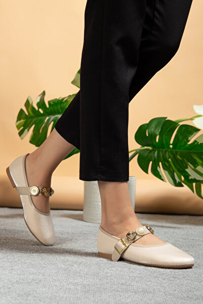 bakacstore حذاء باليه نسائي من القماش اللامع باللون البيج مع إكسسوارات ذهبية ...