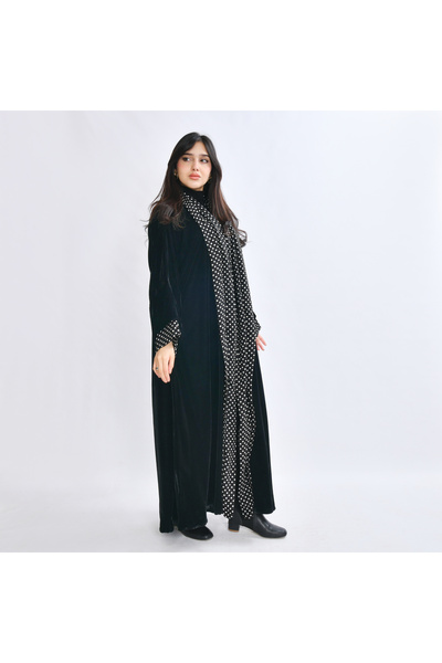 HAWRAA ABAYA Durra velvet abaya is made of soft black velvet fabric, with ele...
