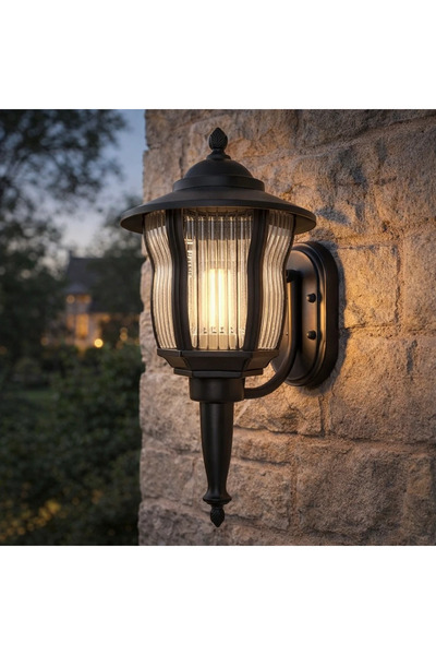 HAMER Distinctive outdoor lighting gives the space an attractive touch.