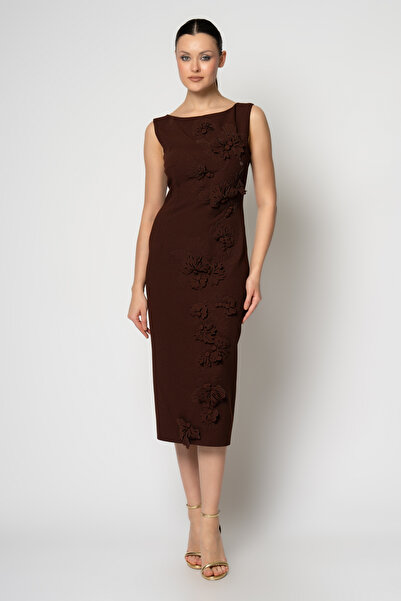 RENGIN Tek taraftan üç boyutlu çiçek detaylı kolsuz krep abiye elbise