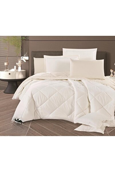 Red Rose Hotel-style duvet cover set for a single and a half bed, offering yo...