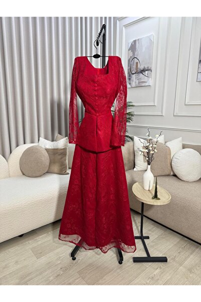 DUBAİ A captivating red dress that exudes femininity and confidence. It is cr...