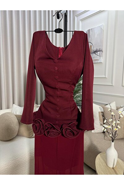 DUBAİ An elegant evening dress in a deep burgundy color, with a sophisticated...